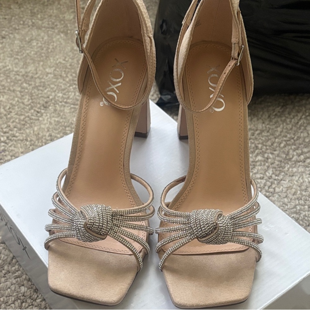 XOXO Women’s Flavia Pump/Taupe/Tan Rhinestone Knotted Ankle-Strap Block Heels